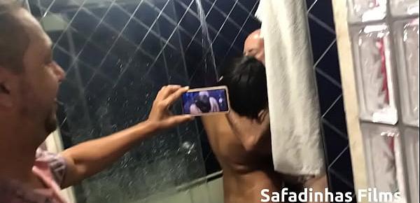  Backstage Sarah Rosa por trás das câmeras fazendo boquete no velhinho e tomando um banho sensual